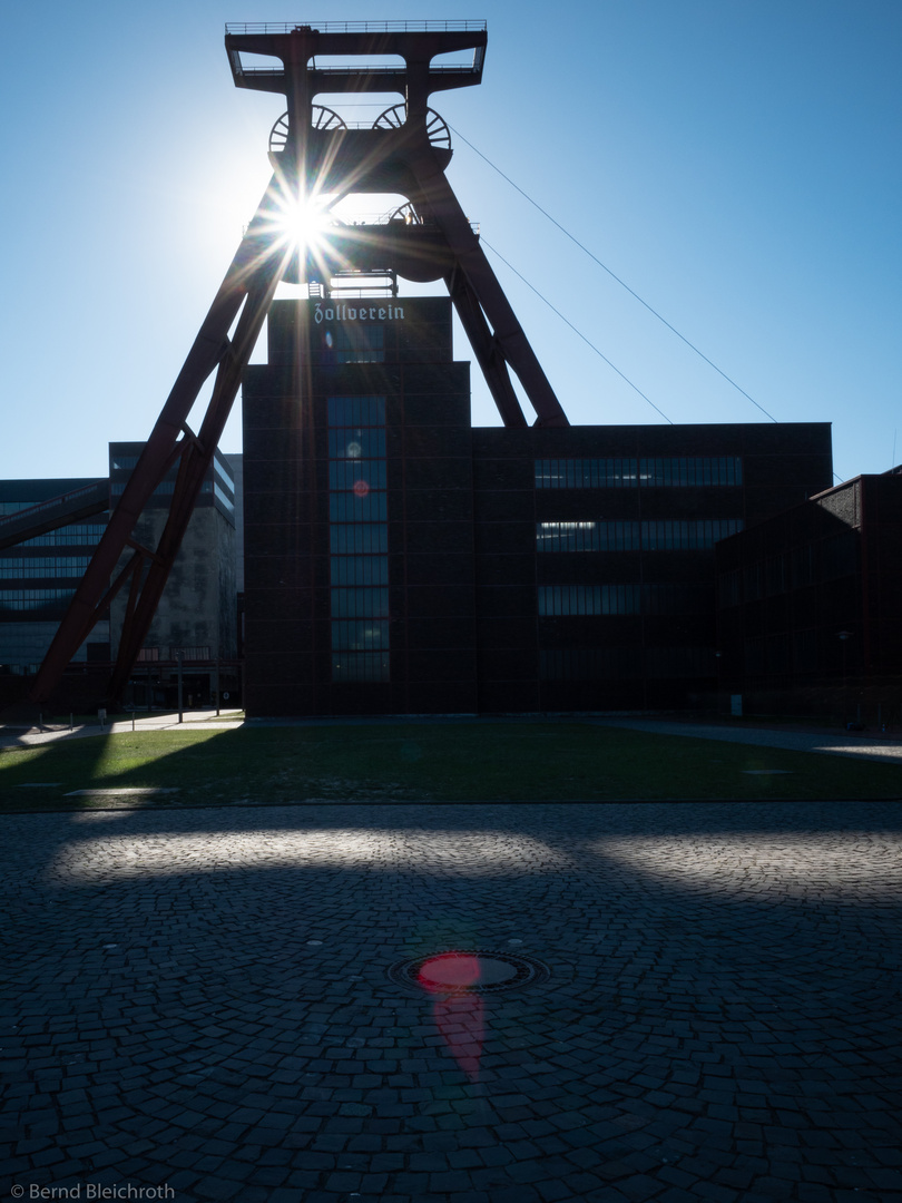 Der Förderturm im Gegenlicht