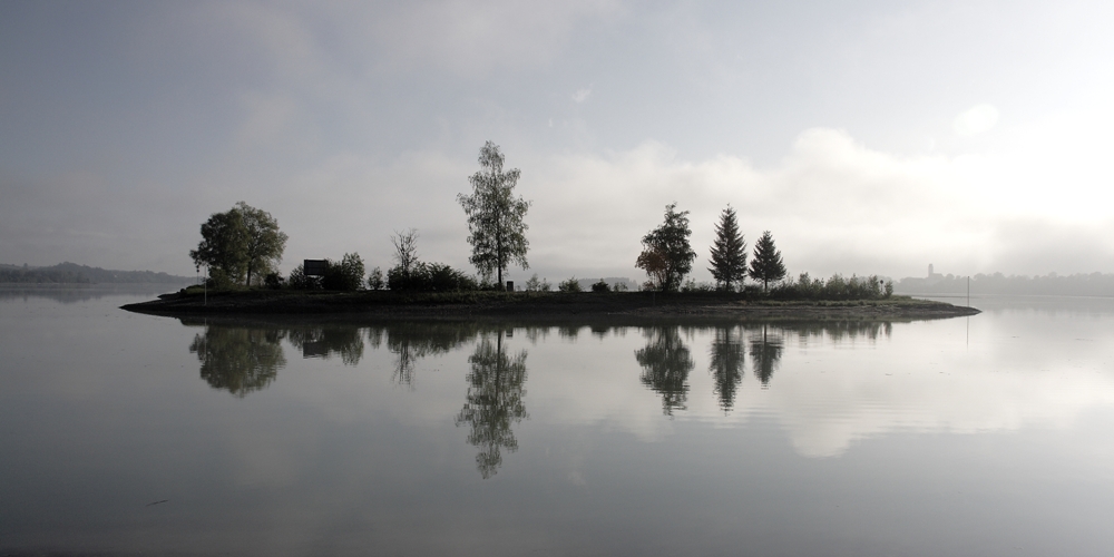 Der Forggensee im Allgäu in der Morgendämmerung