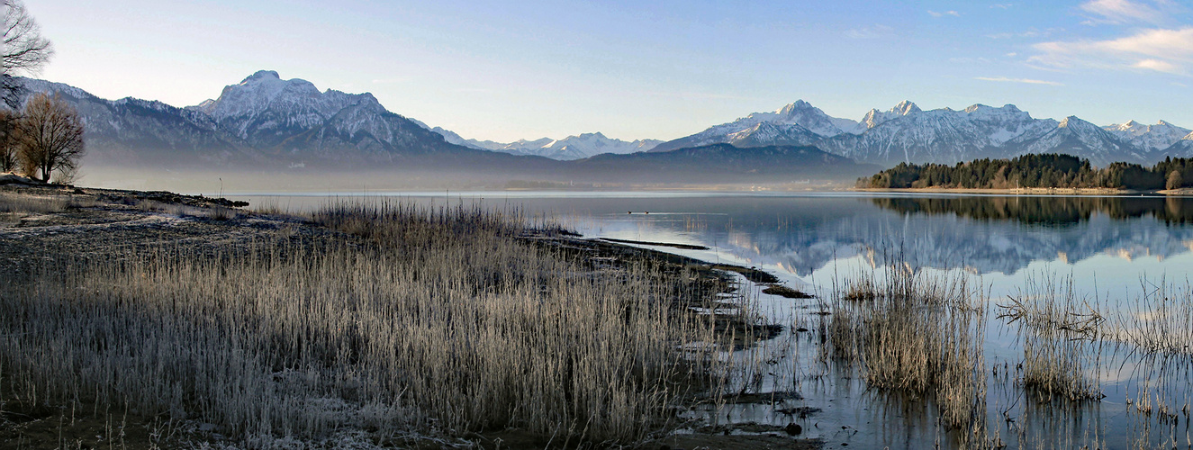 Der Forggensee mit seiner imposanten Bergkulisse.