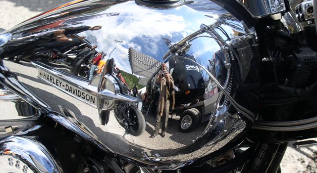 Der Fotograf, der "Ehrliche", er ist zwar Harleyfan, aber leider kein Harleyfahrer !!