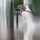 Der Fotograf fotografiert sich im Spiegel der Säule selbst