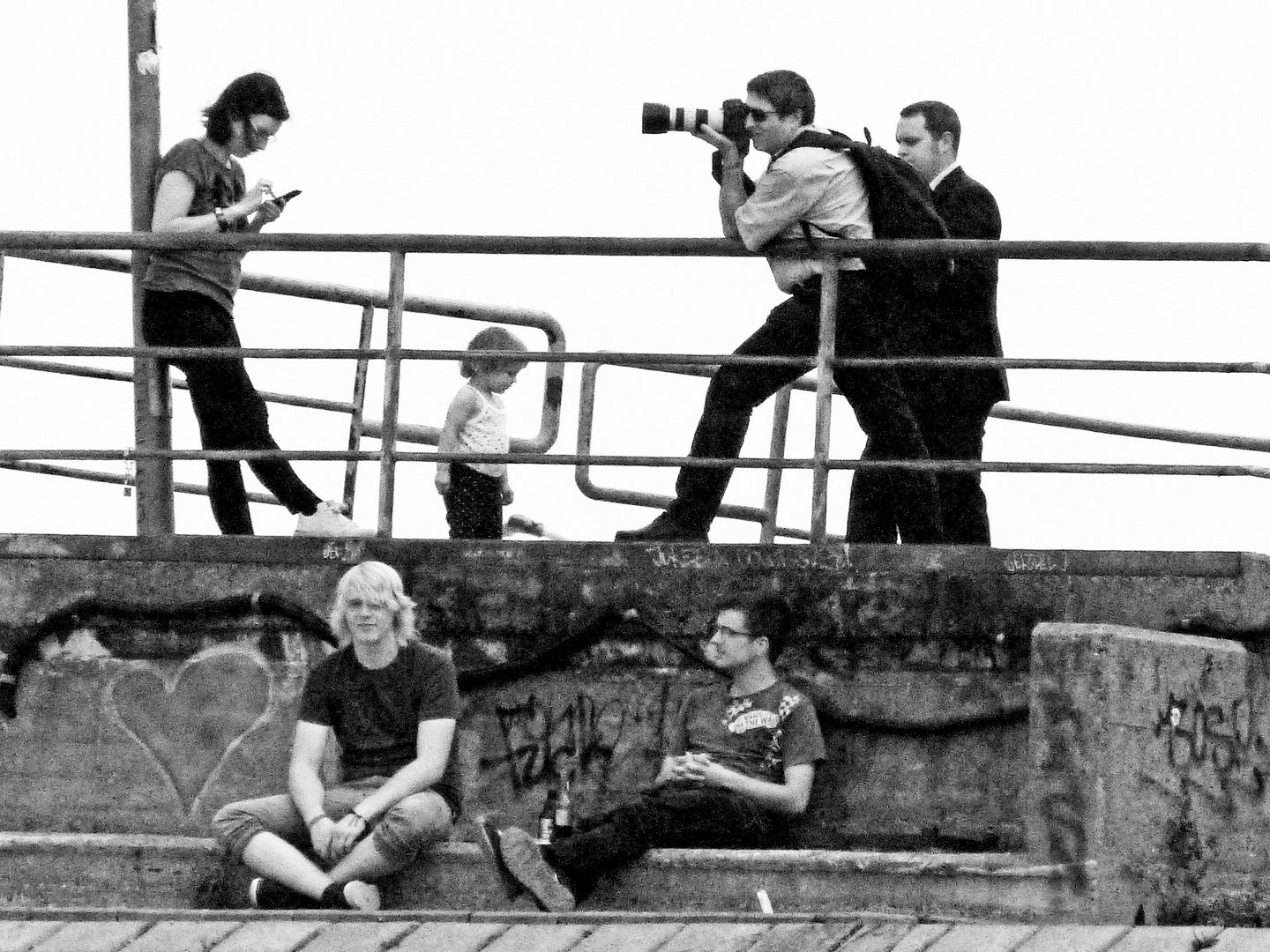 Der Fotograf, sein Assistent und das gelangweilte Model