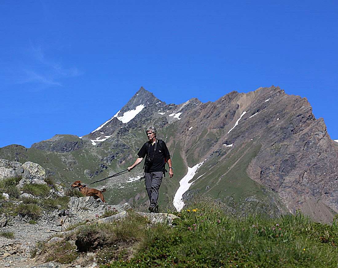 Der fotografierte Fotograph mit seinem Hund