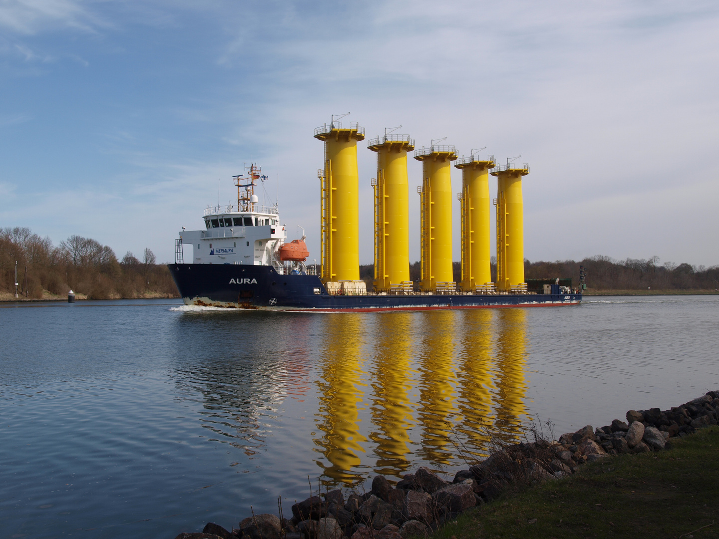 Der Frachter AURA mit einer interessanten Spezialladung auf dem Nord-Ostsee-Kanal