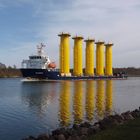 Der Frachter AURA mit einer interessanten Spezialladung auf dem Nord-Ostsee-Kanal