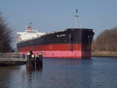 Der Frachter BELLATRIX auf dem Nord-Ostsee-Kanal