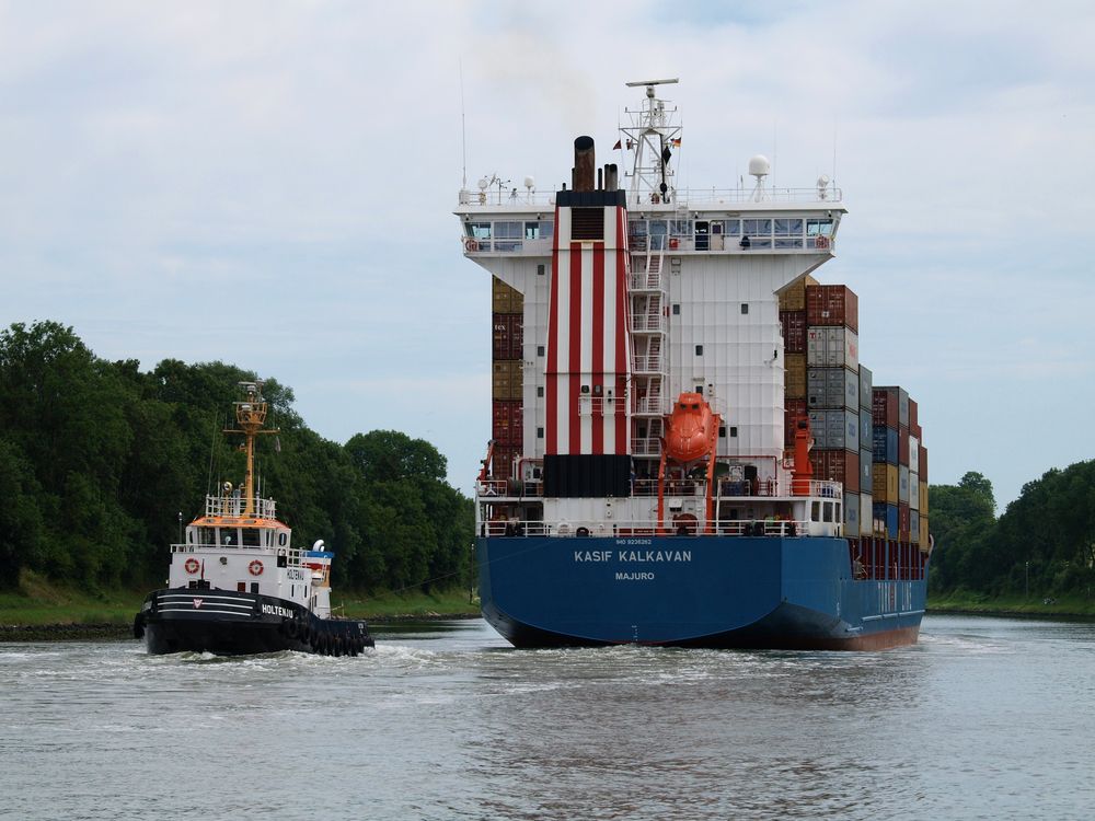 Der Frachter KASIF KALKAVAN mit Schlepperunterstützung im Nord-Ostsee-Kanal.