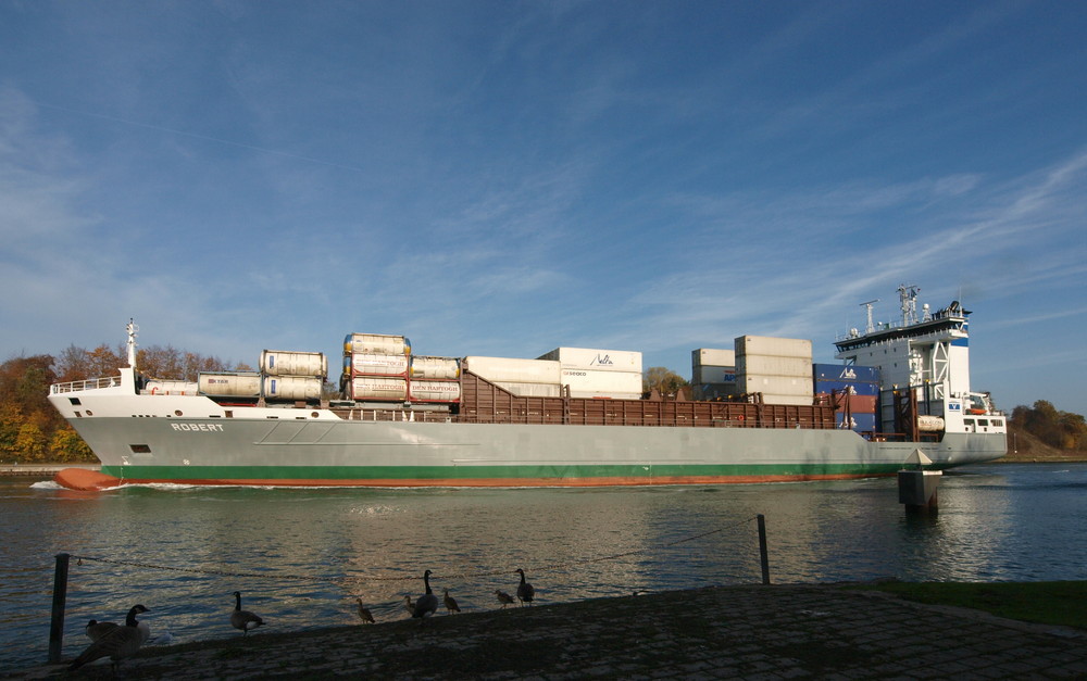 Der Frachter ROBERT auf dem Nord-Ostsee-Kanal