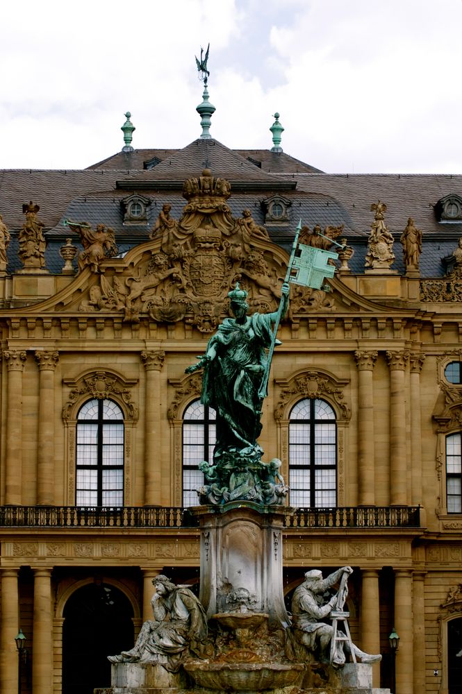 Der Franconiabrunnen vor der Residenz