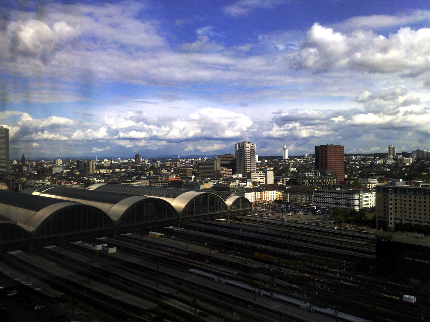 Der Frankfurter Hauptbahnhof aus dem 16.OG gesehen.