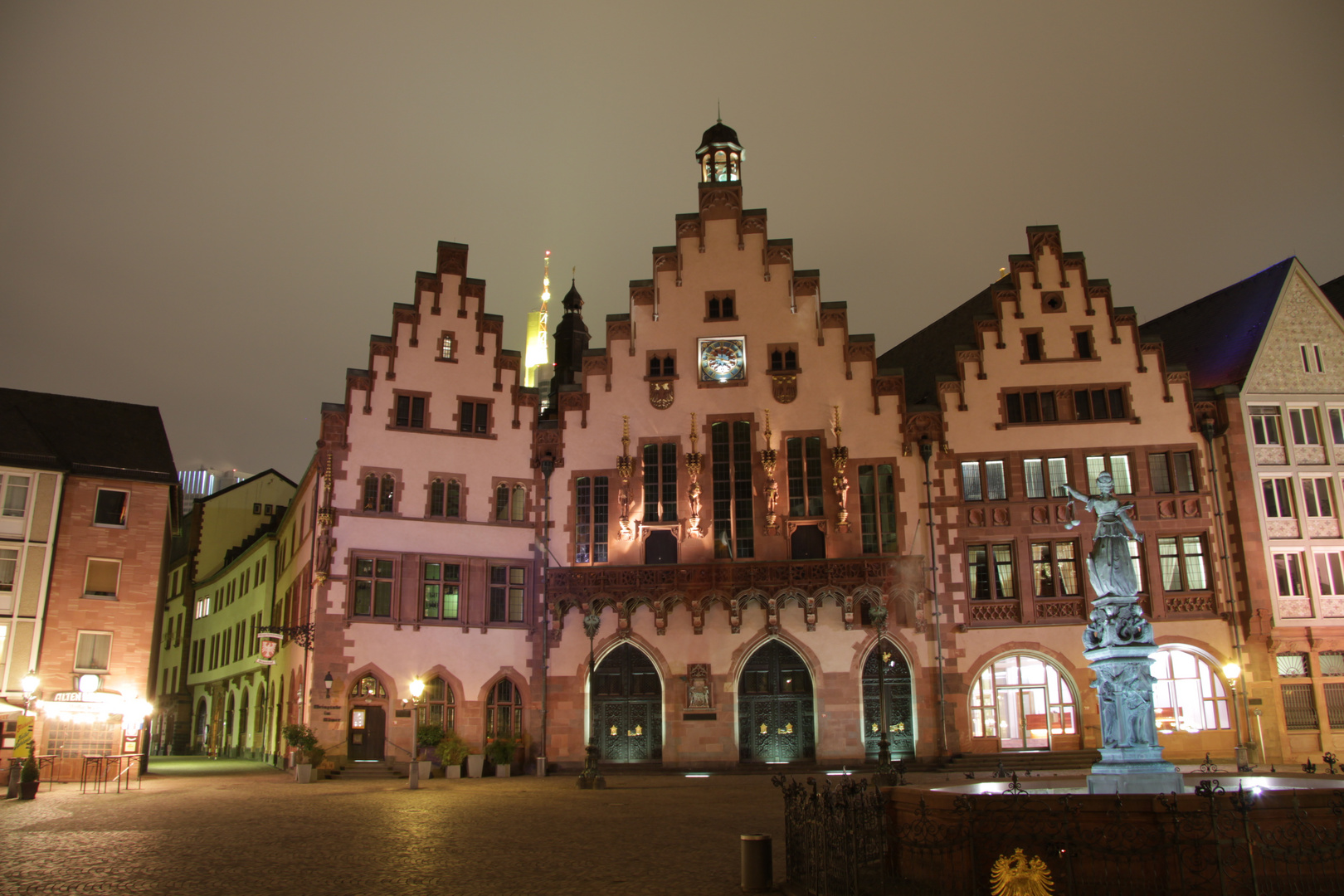 Der Frankfurter Römer bei Nacht.