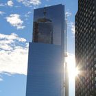 Der Freedom Tower der sich im WTC 4 Spiegelt