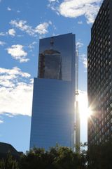 Der Freedom Tower der sich im WTC 4 Spiegelt