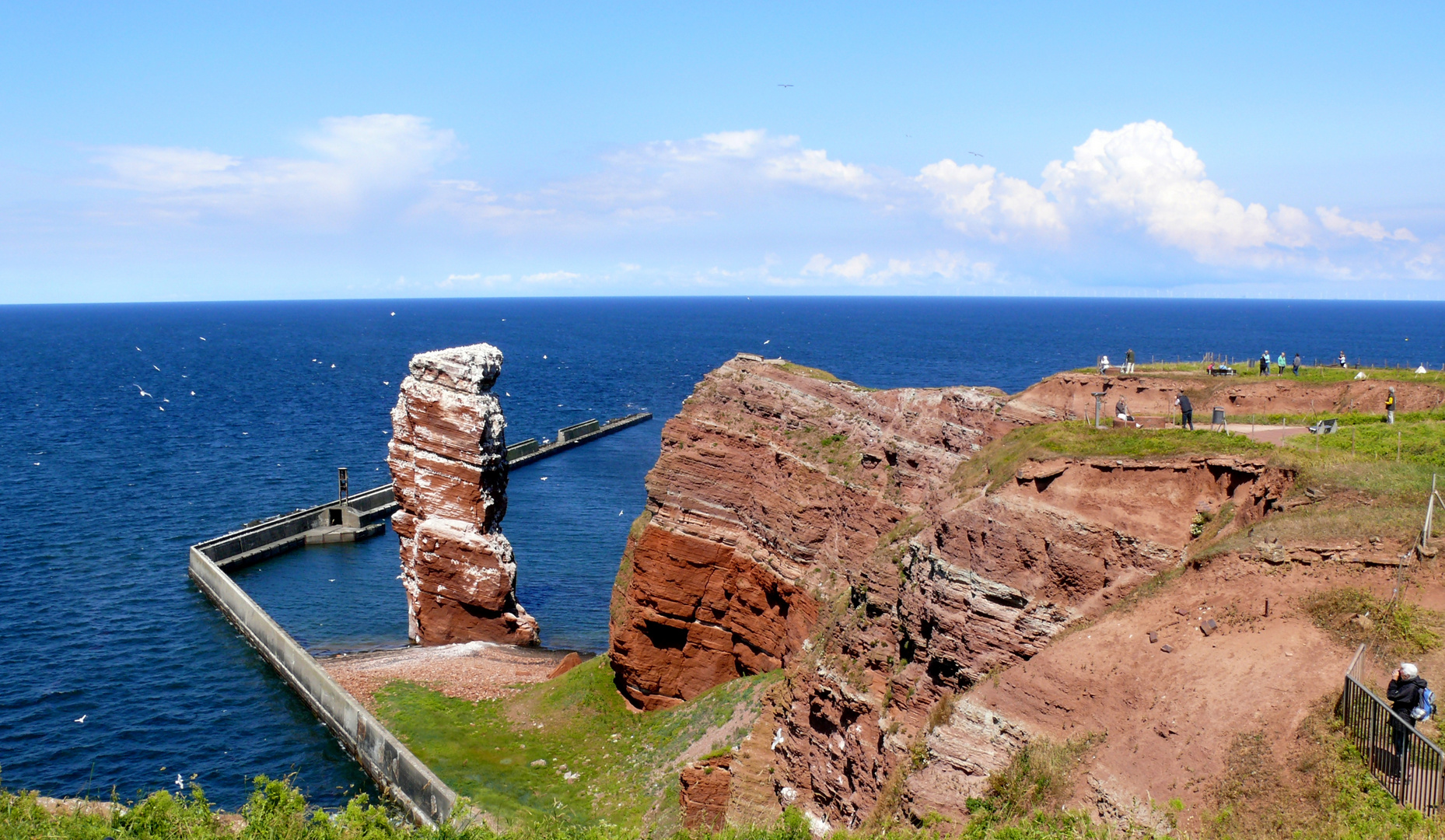 Der freistehende Felsen "Lange Anna" an der Nordspitze von Helgoland