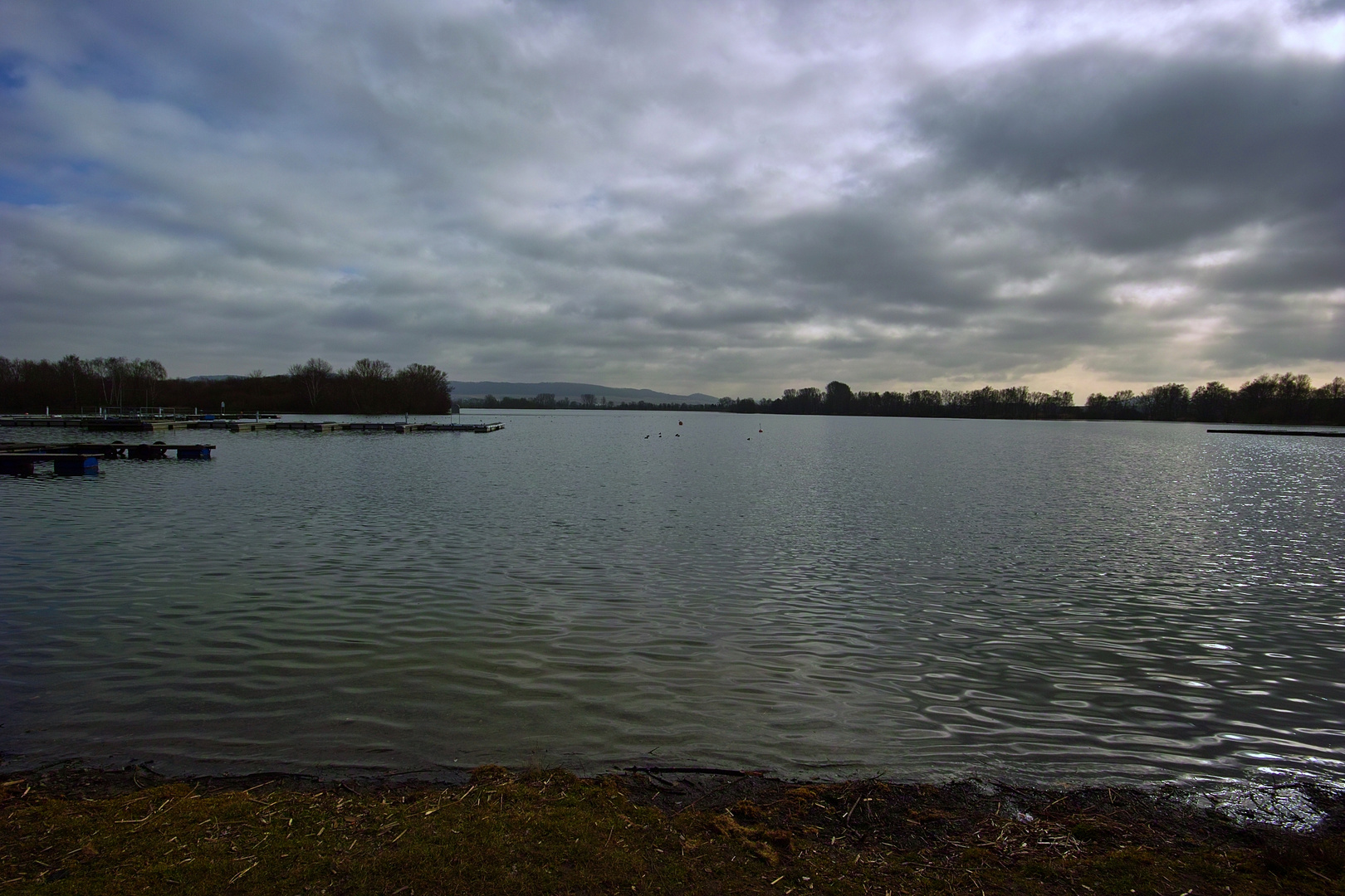 Der Freizeitsee ist bis auf einige Stellen im Schatten eisfrei .