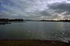 Der Freizeitsee ist bis auf einige Stellen im Schatten eisfrei .