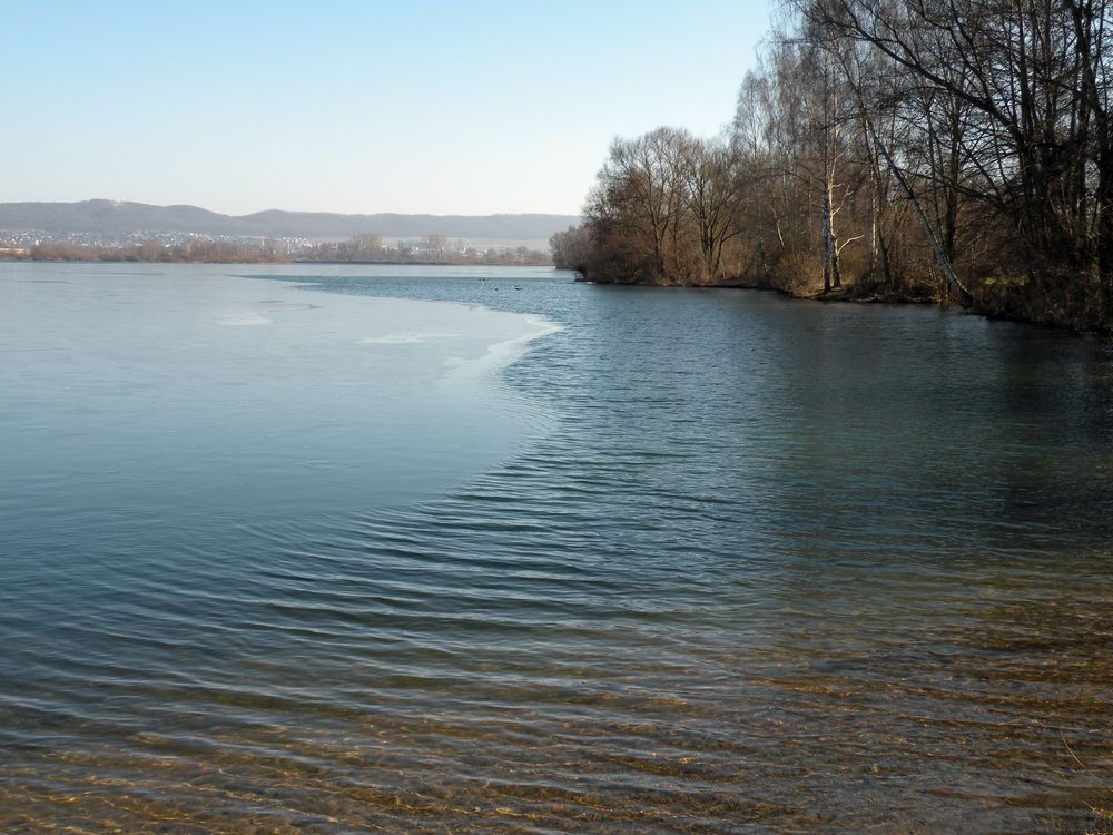 Der Freizeitsee ist schon wieder fast ganz zugefroren .