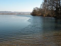 Der Freizeitsee ist schon wieder fast ganz zugefroren .