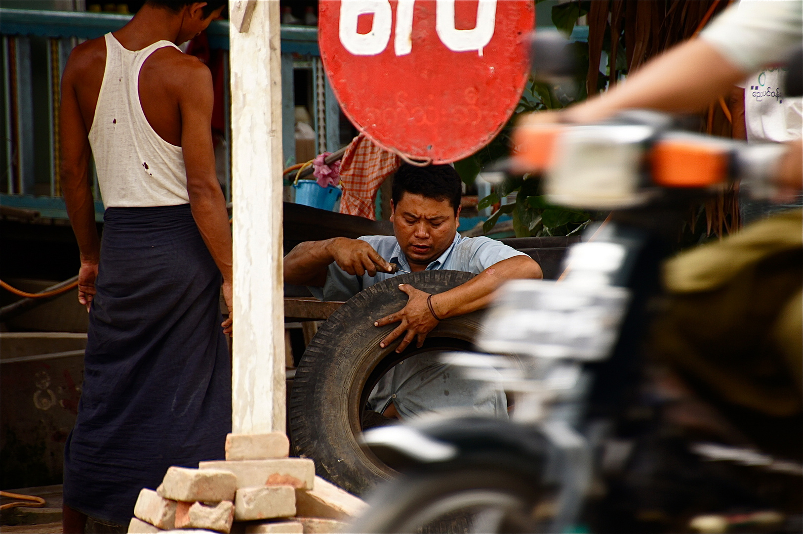 der freundliche reifenschuster gleich ums eck, burma 2011