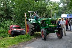 der freundliche Treckerfahrer hilft...