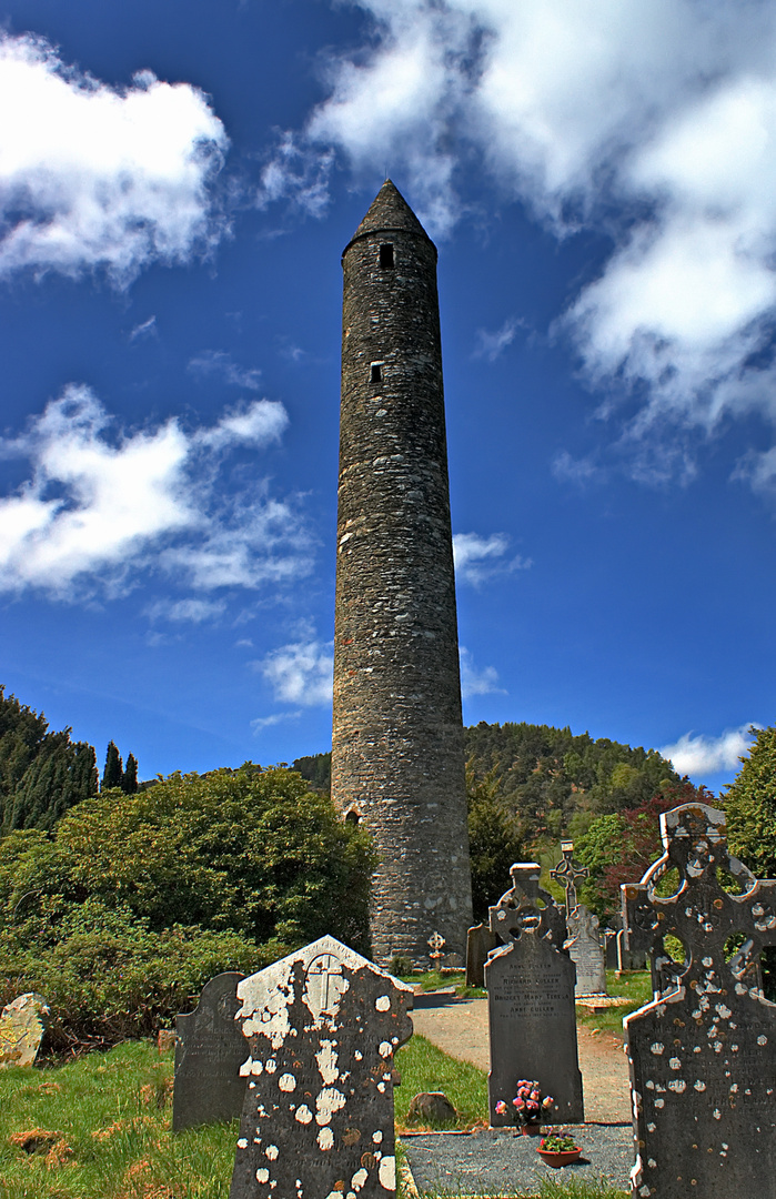 Der Friedhof von Glendlough mit seinem großen Rundturm