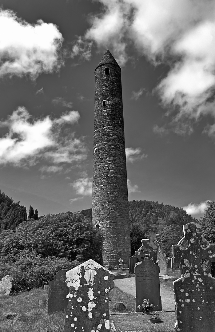 Der Friedhof von Glendlough mit seinem großen Rundturm-SW