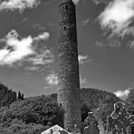 Der Friedhof von Glendlough mit seinem großen Rundturm-SW