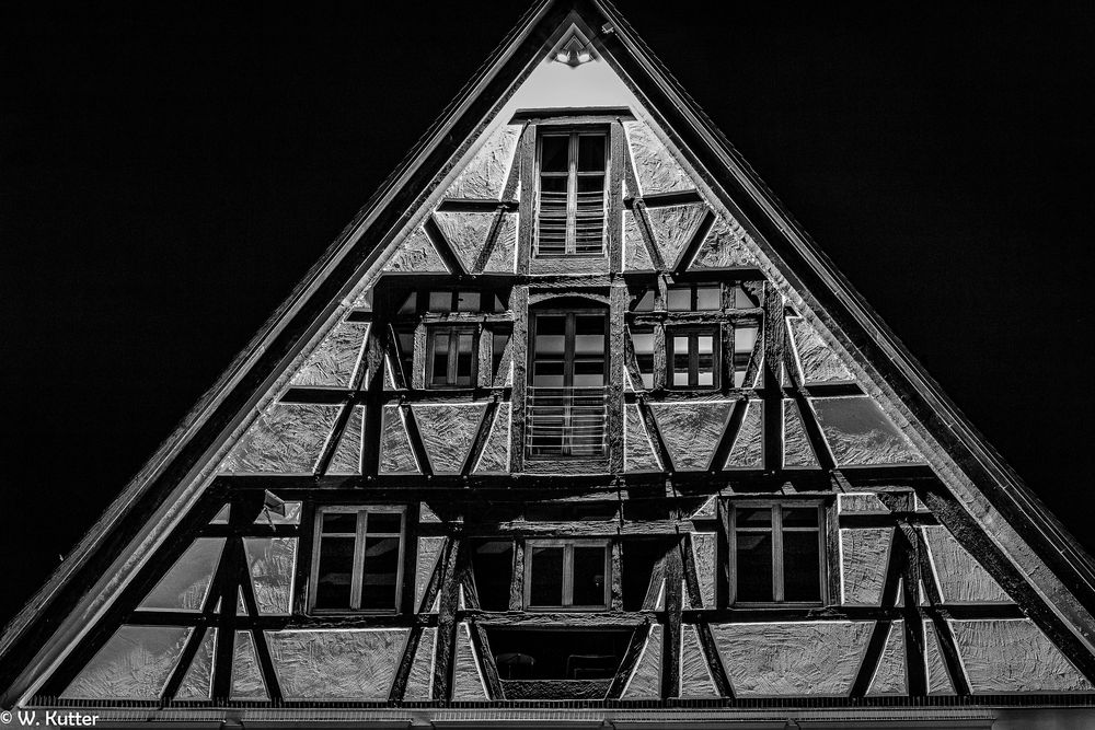 Der frisch restaurierte Giebel eines Fachwerkhauses Foto & Bild | haus