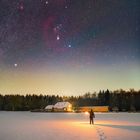 Der frostige Weg nach Hause durch die sternenklare Nacht