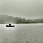 der frühe Angler fängt den Fisch