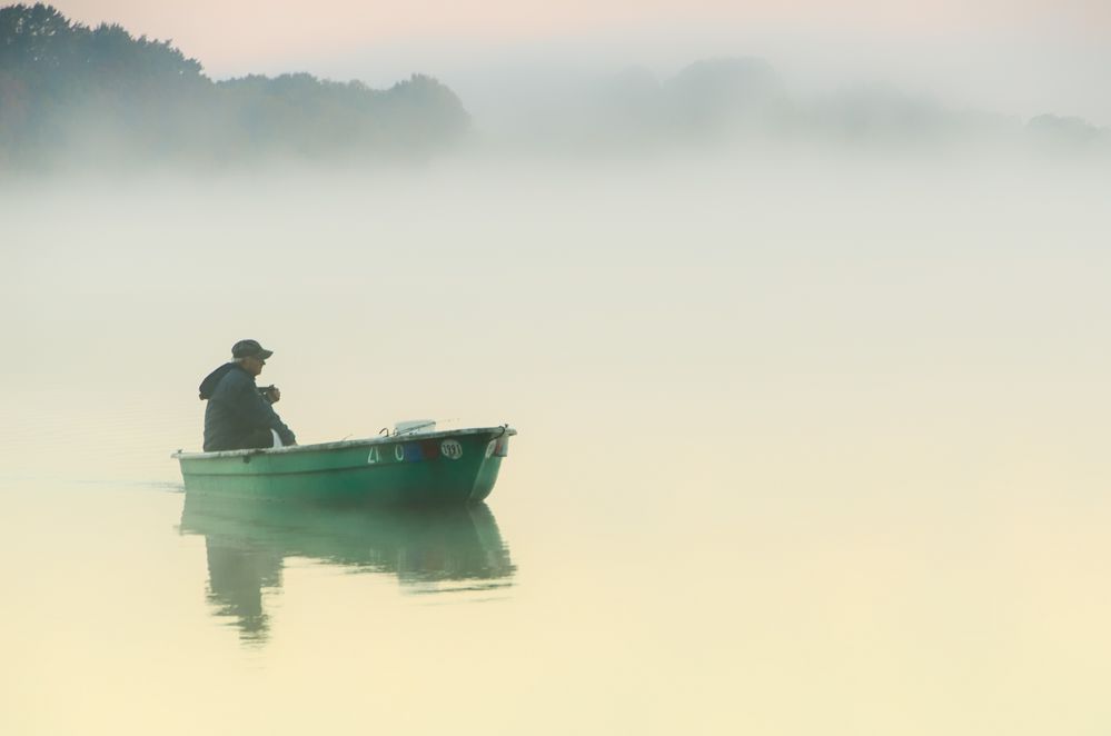 " Der frühe ..Angler fängt den Fisch !