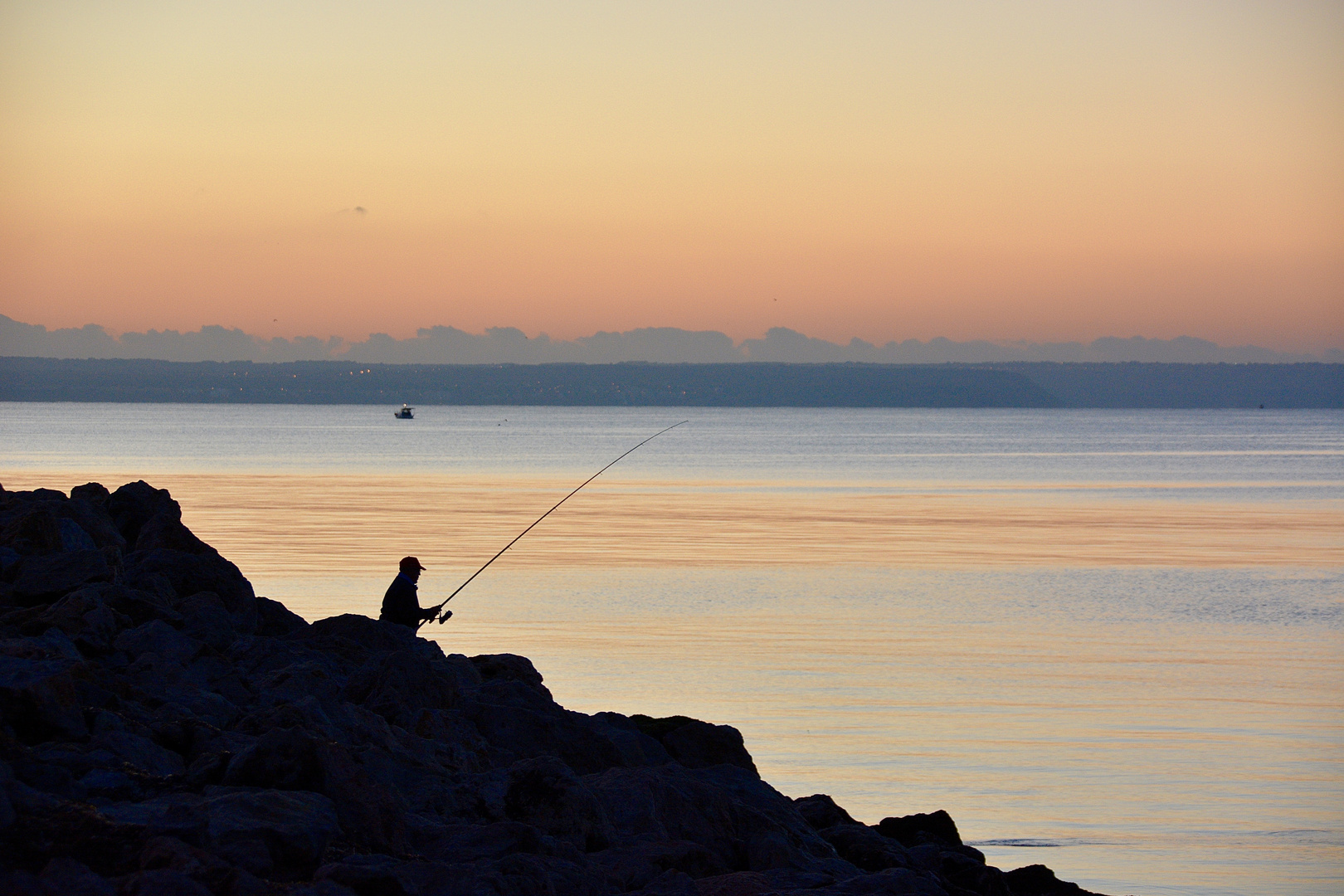 Der frühe Fischer und der frühe Angler fangen den Fisch