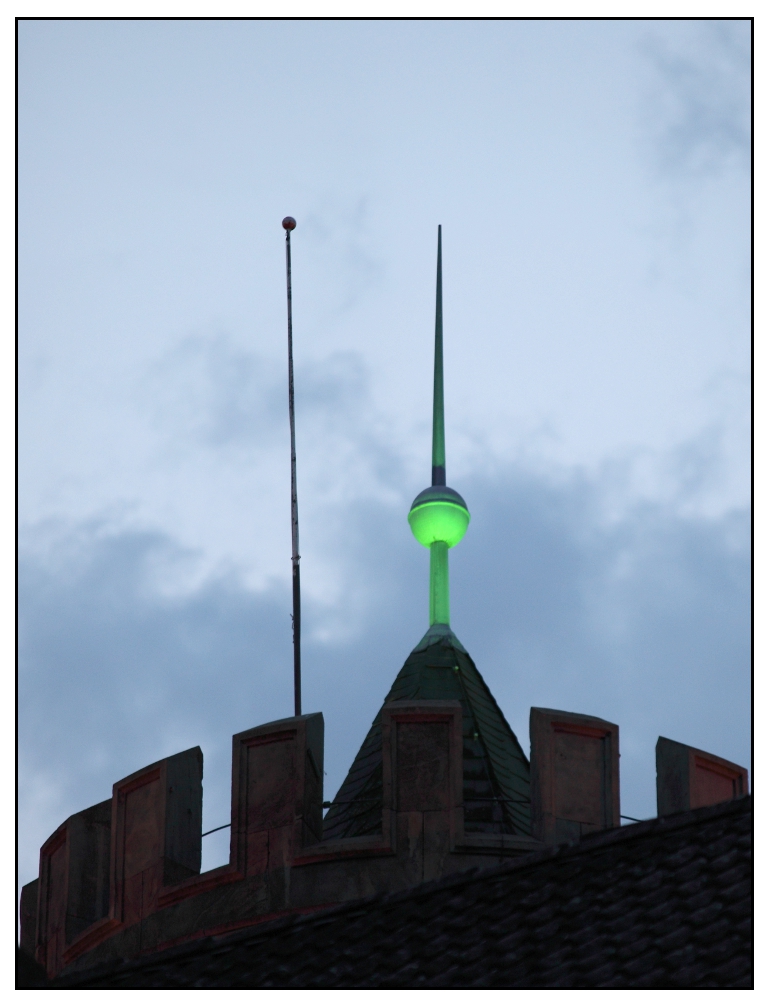 der Frühling kommt - die Turmspitze ist schon grün