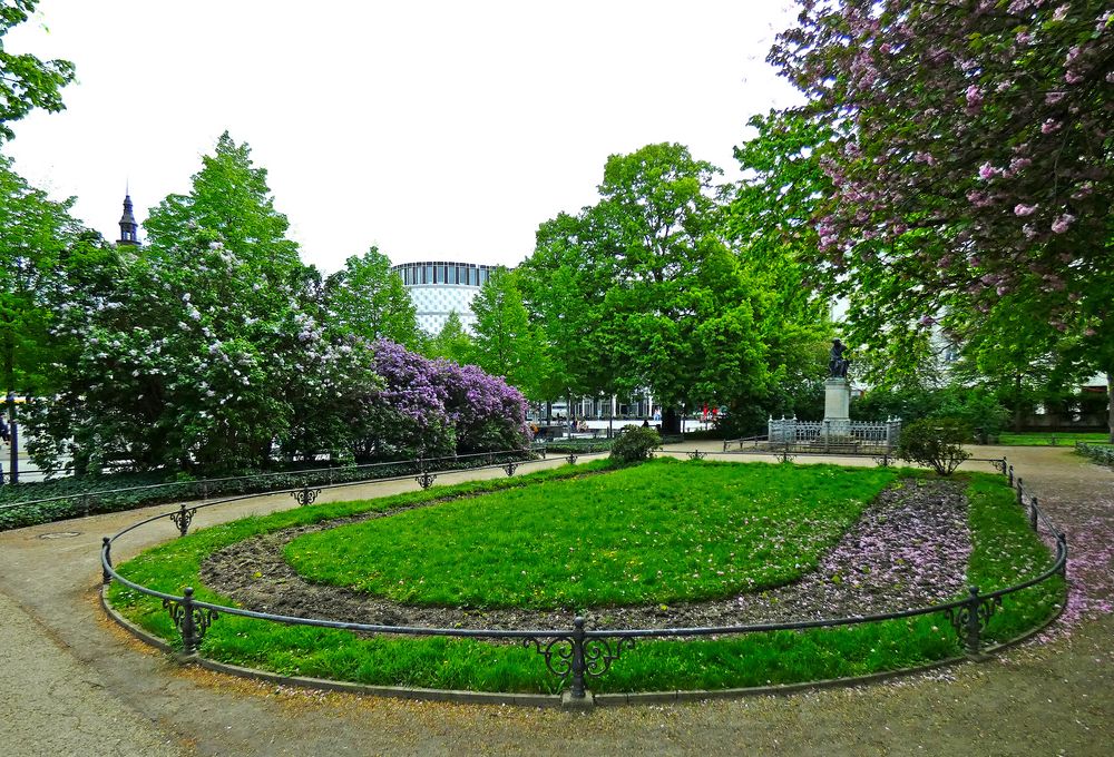 Der Frühling wirft die Blüten ab