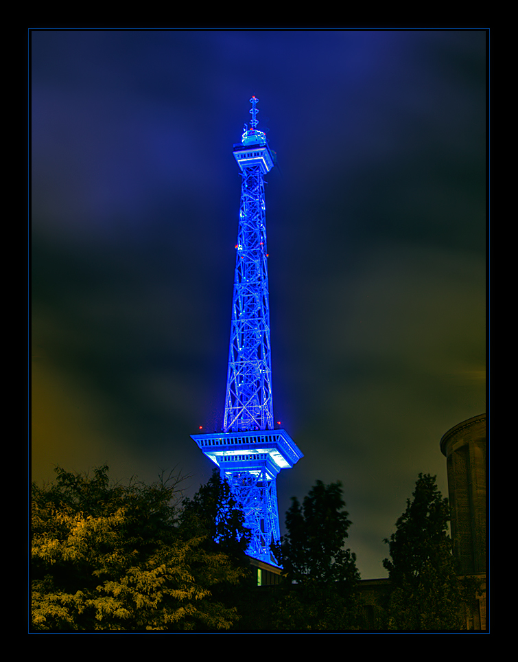 Der Funkturm ist blau.