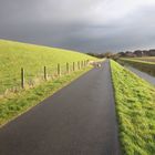 Der Fuß-Radweg unterhalb des Aussendeiches in Carolinensiel