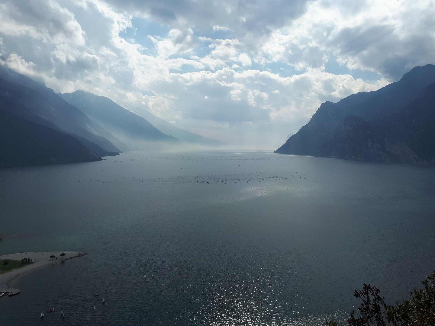 Der Gardasee im Licht eines dunstigen Tages