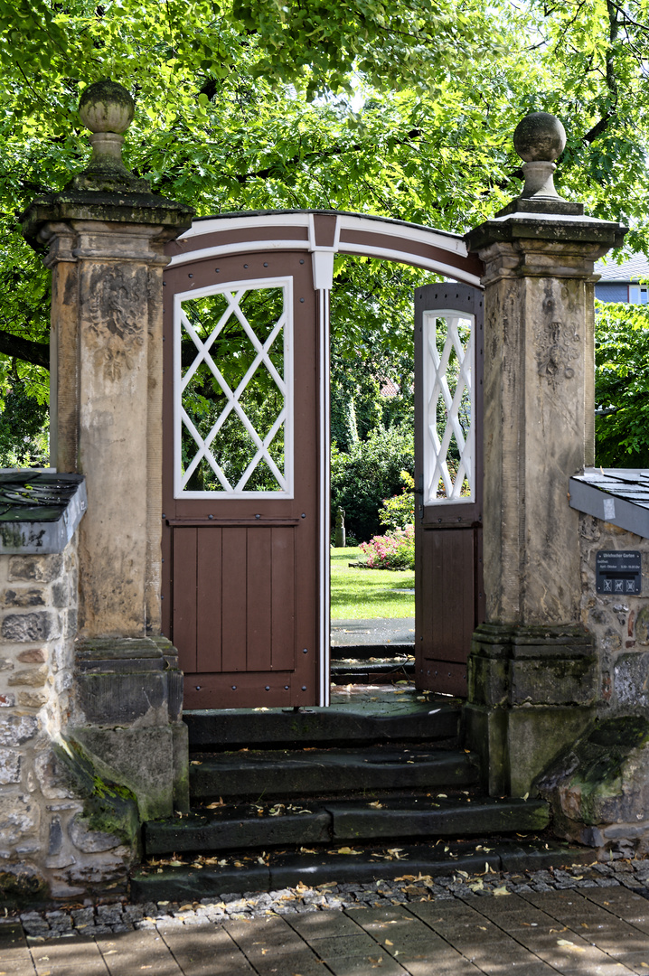 Der Garten hinter dem Tor