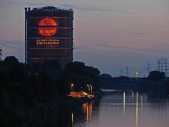 Der Gasometer in der Dämmerung