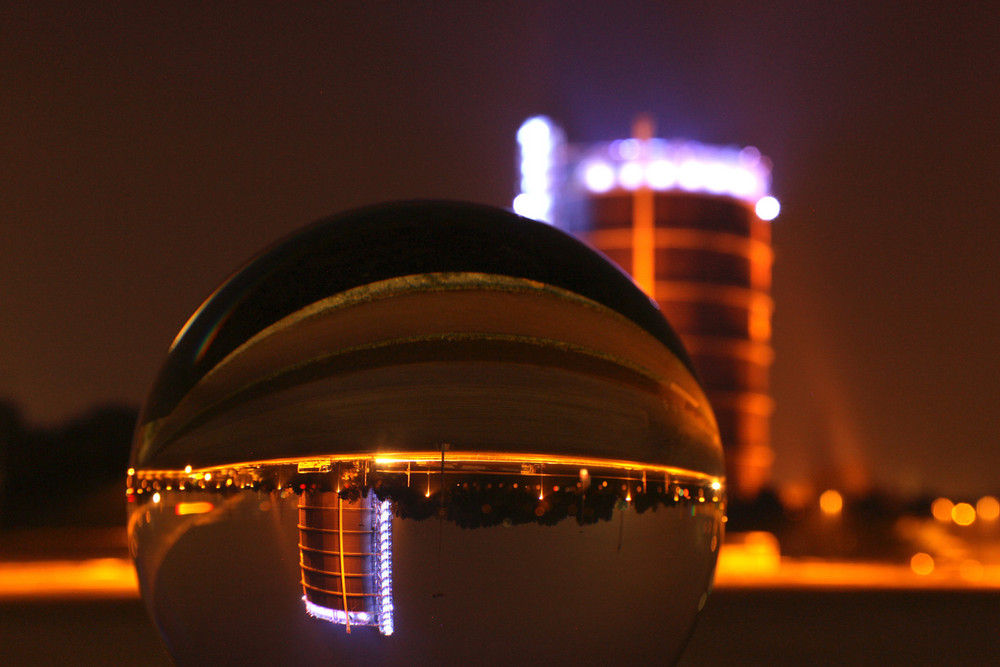 Der gekugelte Gasometer bei Nacht