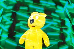 Der gelbe Bär begegnet den fliegenden Lichtern