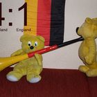 Der gelbe Bär feiert: Deutschland-England 4:1