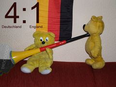 Der gelbe Bär feiert: Deutschland-England 4:1