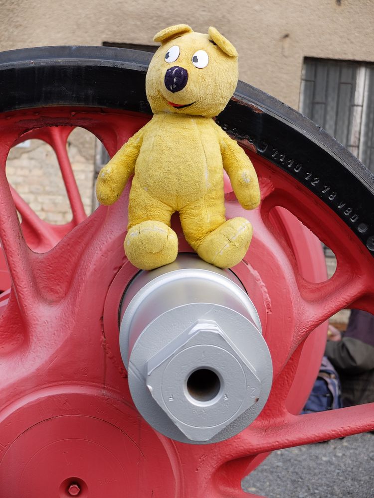 Der gelbe Bär im Dampflokwerk