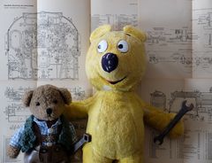Der gelbe Bär und Ludwig beim Lokschrauben 