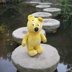 Der gelbe Bär wünscht Euch alles Gute auf Euren Wegen