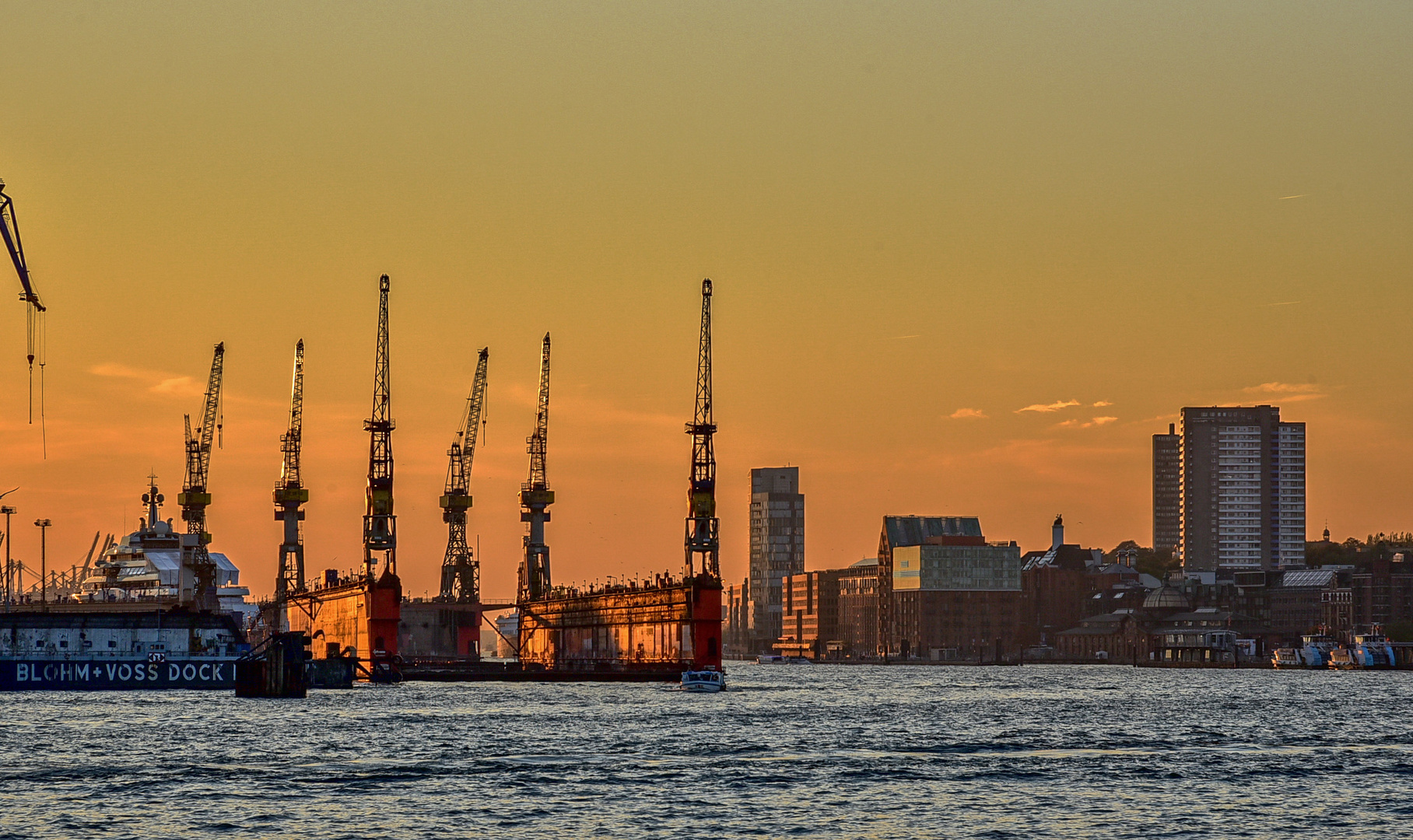 Der gelbe Himmel über den Hafen an der Elbe