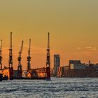 Der gelbe Himmel über den Hafen an der Elbe