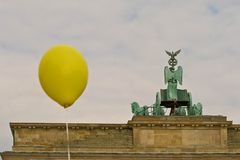 Der gelbe Luftballon und das Tor