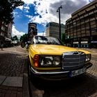 Der gelbe Mercedes